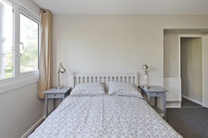 4 bedrooms, iron/ironing board, internet, bed sheets