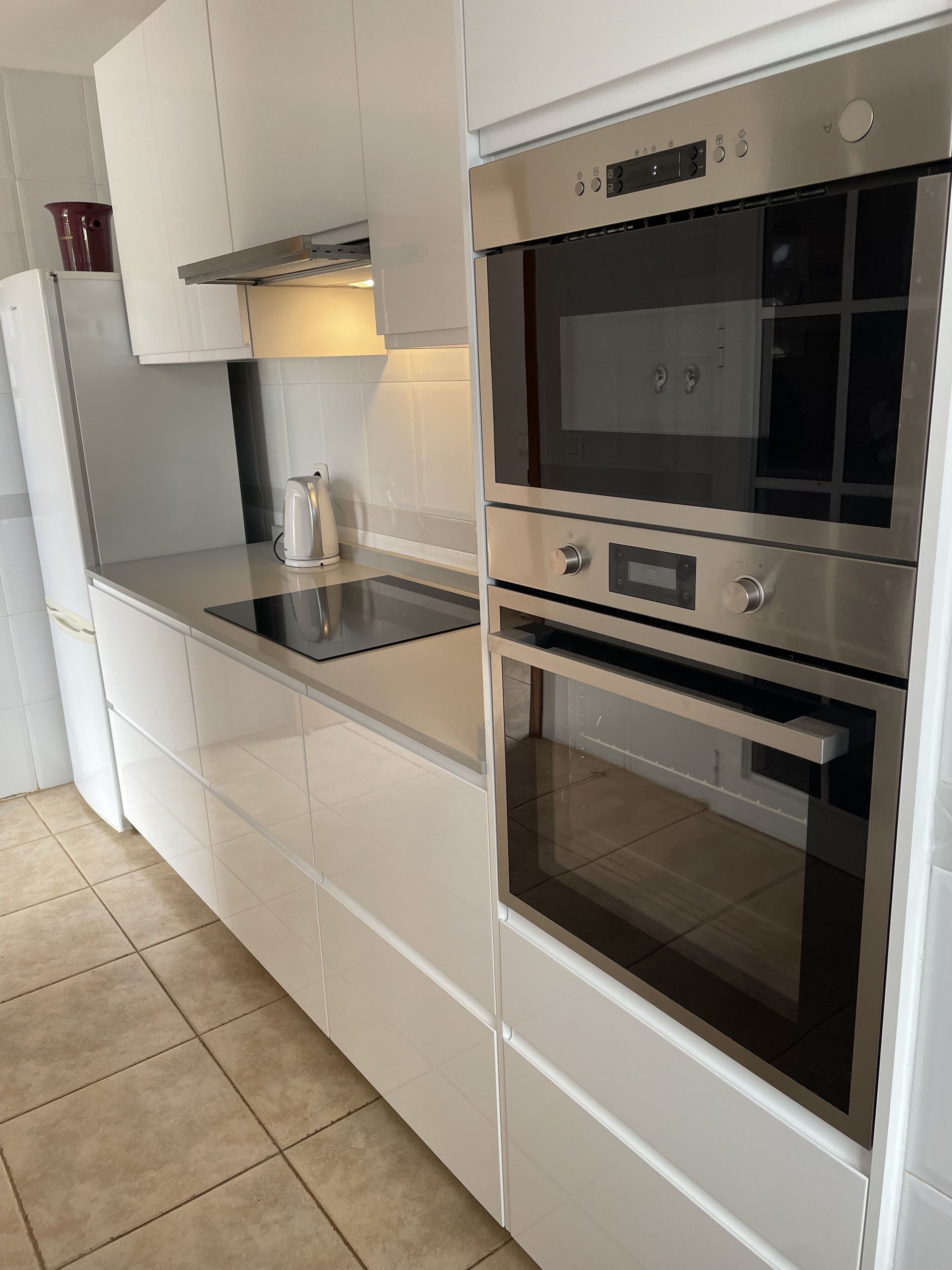 Frigorifero, microonde, forno, piano cottura