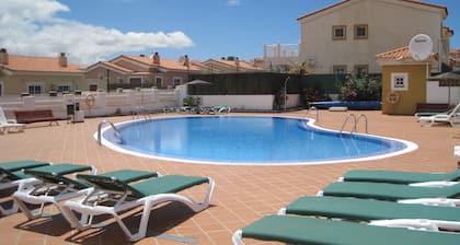 Luxuriöser Bungalow mit 2 Schlafzimmern, Gemeinschaftspool und WLAN im Golf Resort