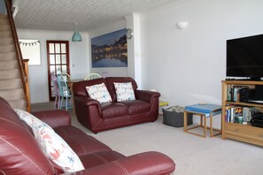 Smart TV, videojuegos, reproductor de DVD y futbolito 