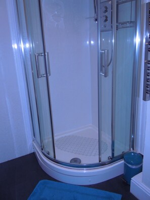 Kombination af bruser/badekar, hårtørrer, håndklæder, Sæbe