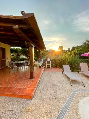 Outdoor dining - South Rome. 3 bed Villa. Heated pool, air cond, mountain view.  (Sezze Romano)