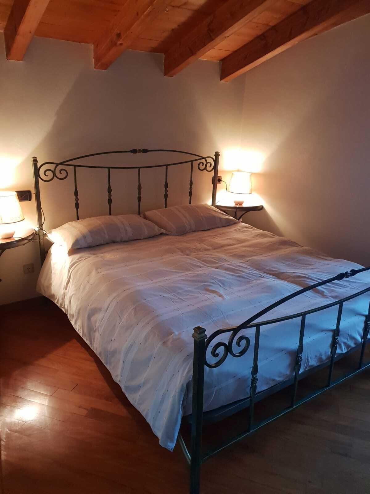 Villa con bellissima vista sul lago circondata da uliveti.