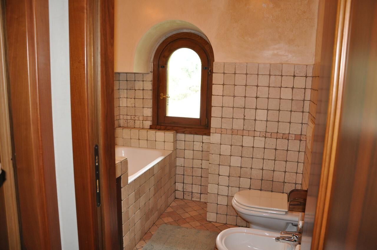 Villa con bellissima vista sul lago circondata da uliveti.