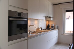 Kühlschrank, Mikrowelle, Ofen, Herdplatte