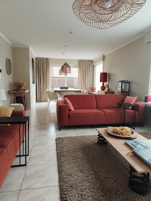 TV, books - Maison de Marcel - Big family house near city centre- free parking/free bikes (Brugge)