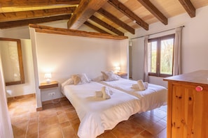 3 bedrooms, in-room safe, iron/ironing board, travel crib - Brillant chalet with swimming pool, air conditioning and Wi-Fi (Pollença)