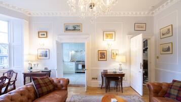 Télévision, cheminée, lecteur de DVD, livres