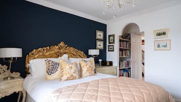 6 bedrooms, iron/ironing board, travel cot, WiFi