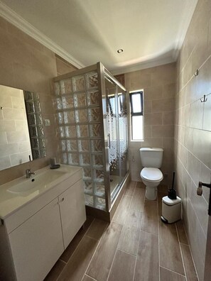 Kombination af bruser/badekar, hårtørrer, bidet, håndklæder