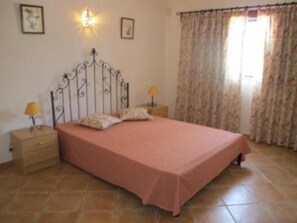 5 dormitorios, tabla de planchar con plancha, cuna de viaje