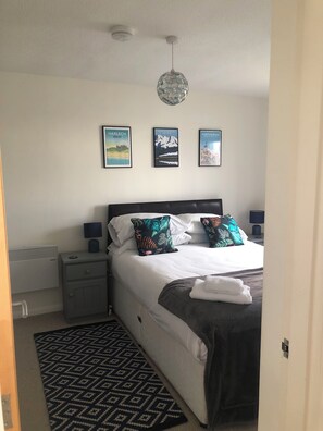 2 chambres, fer et planche à repasser, Wi-Fi, draps fournis