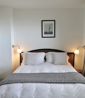 3 habitaciones, tabla de planchar con plancha y cuna de viaje 