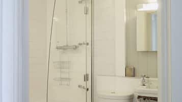 Ensemble douche/baignoire, sèche-cheveux, serviettes fournies, savon