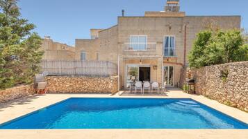 Innendørsbasseng og utendørsbasseng