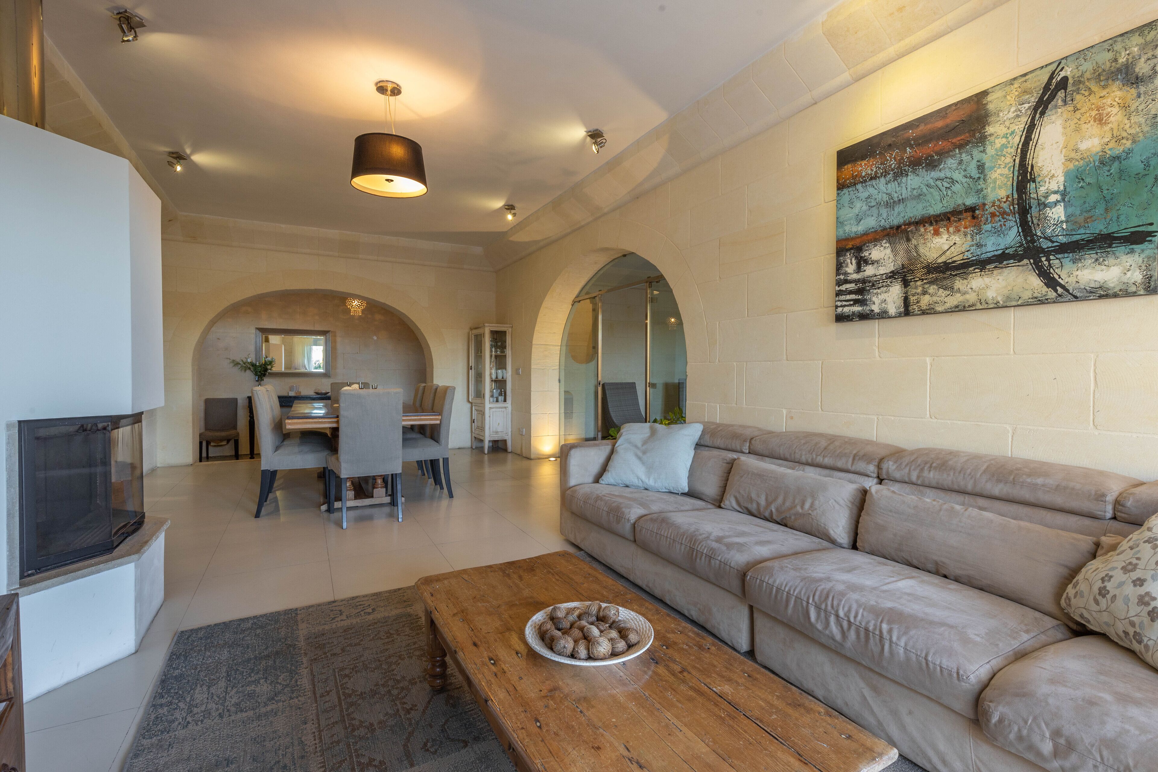 Smart-TV, peis, DVD-spiller og bøker