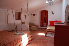 5 habitaciones, tabla de planchar con plancha y cuna de viaje 