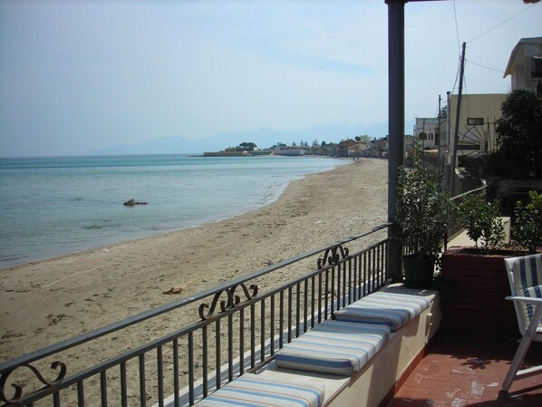 Una playa cerca, sillas reclinables de playa
