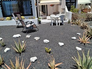 Outdoor dining - Holiday apartment in a private complex with beautiful pools and gardens (Costa Teguise)