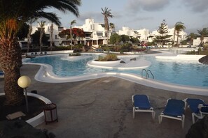 Outdoor pool - Holiday apartment in a private complex with beautiful pools and gardens (Costa Teguise)