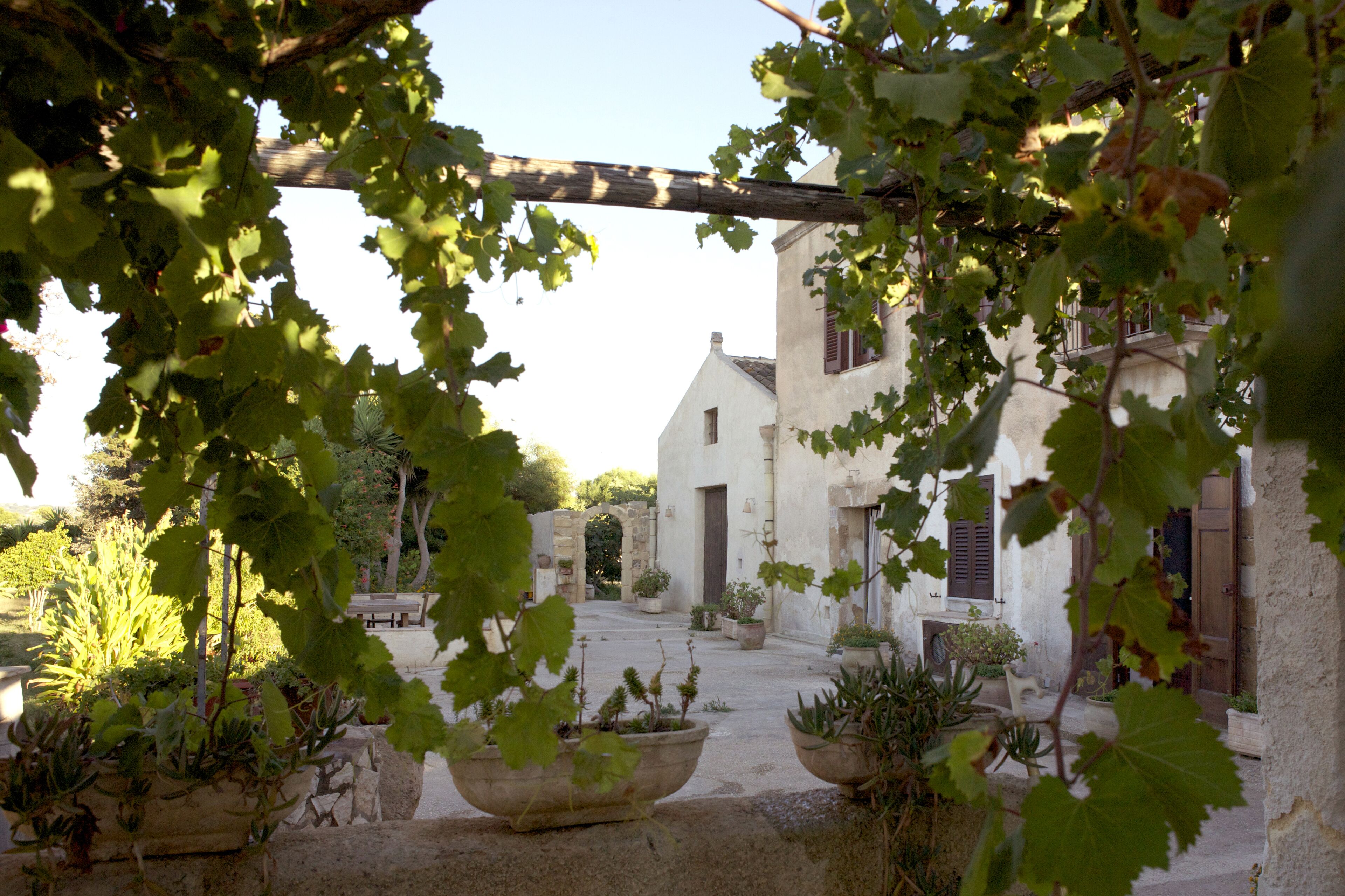 It is a rural farm, a “baglio”, a “masseria”, a typical Sicilian building.