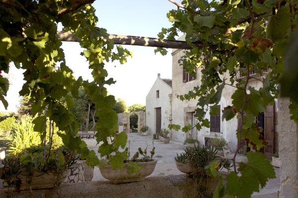 It is a rural farm, a “baglio”, a “masseria”, a typical Sicilian building.