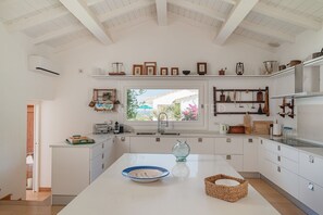 Kjøleskap, mikrobølgeovn, ovn og oppvaskmaskin