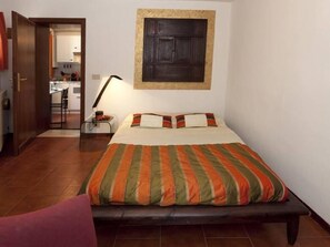 1 quarto, cofres nos quartos, ferros/tábuas de passar roupa