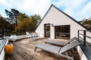 Outdoor dining -  In a green setting close to the ocean  (Saint-Molf)