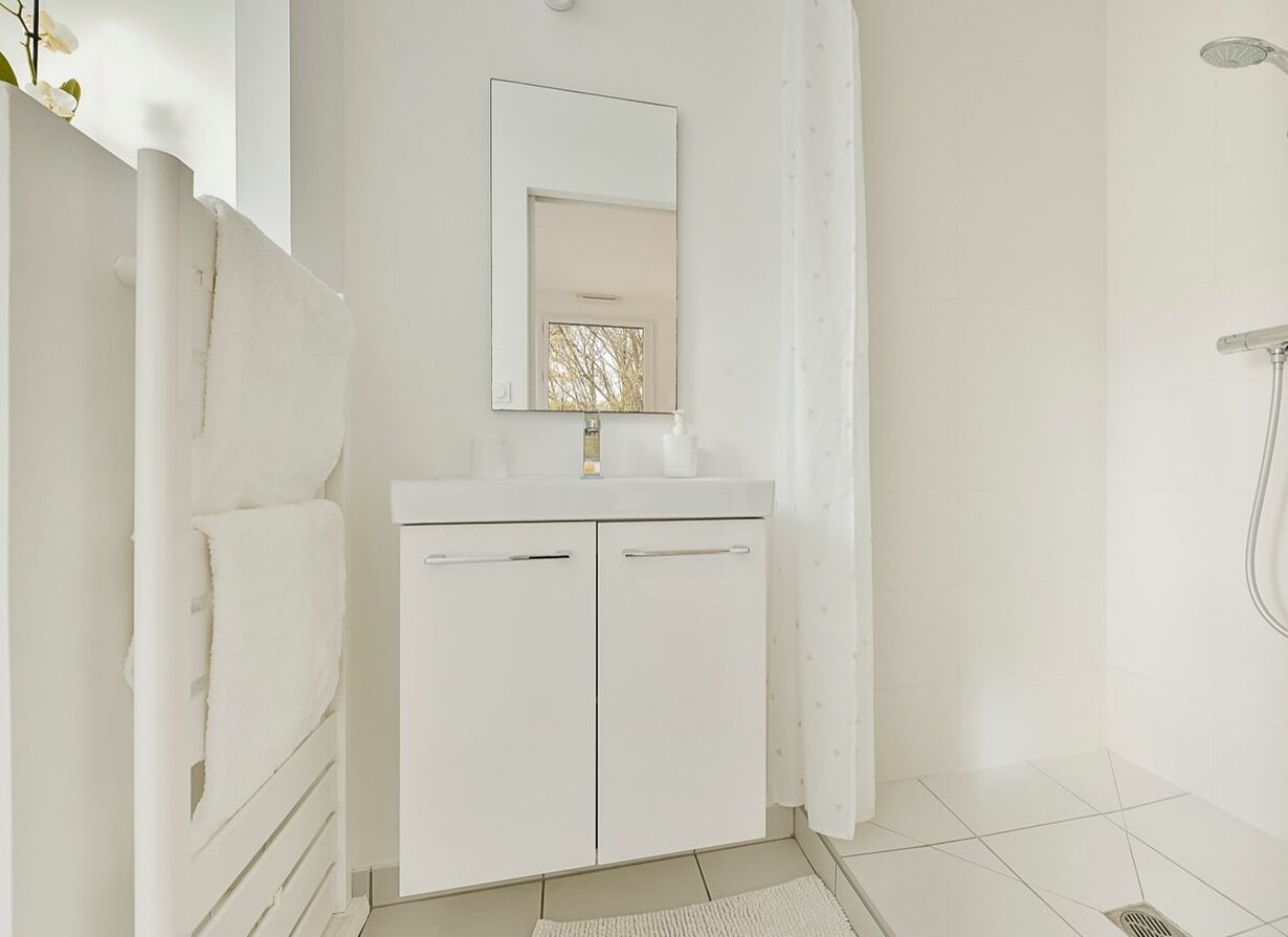 Een douche,  milieuvriendelijk toiletgerief, een haardroger, zeep