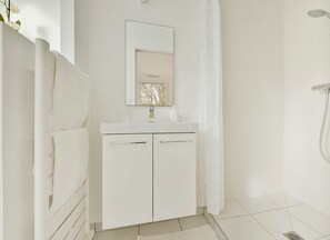 Douche, articles de toilette écologiques, sèche-cheveux, savon