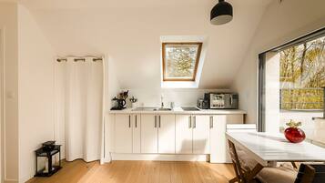 Réfrigérateur, micro-ondes, four, plaque de cuisson