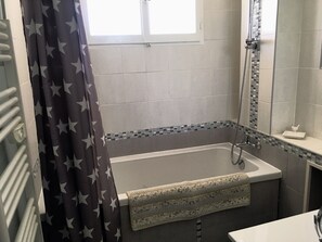 Kombinert dusj/badekar, hårføner, håndklær og såpe
