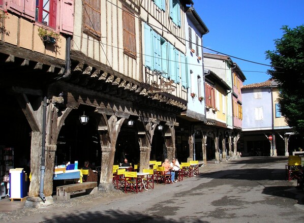 Outdoor dining - Peaceful countryside setting, private pool yet close to the village. (Chalabre)