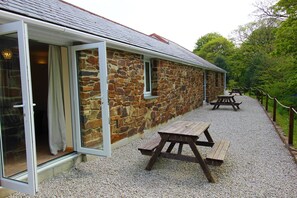 Outdoor dining - Rural, relaxing accommodation with tranquil scenery (Redruth)