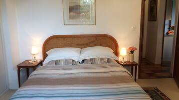 1 slaapkamer, een strijkplank/strijkijzer, wifi, beddengoed