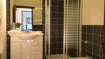 Een bad, een haardroger, een bidet, handdoeken