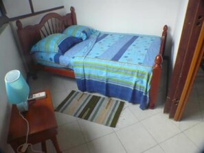 2 habitaciones, tabla de planchar con plancha y ropa de cama