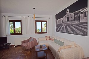 Televisión y chimenea 