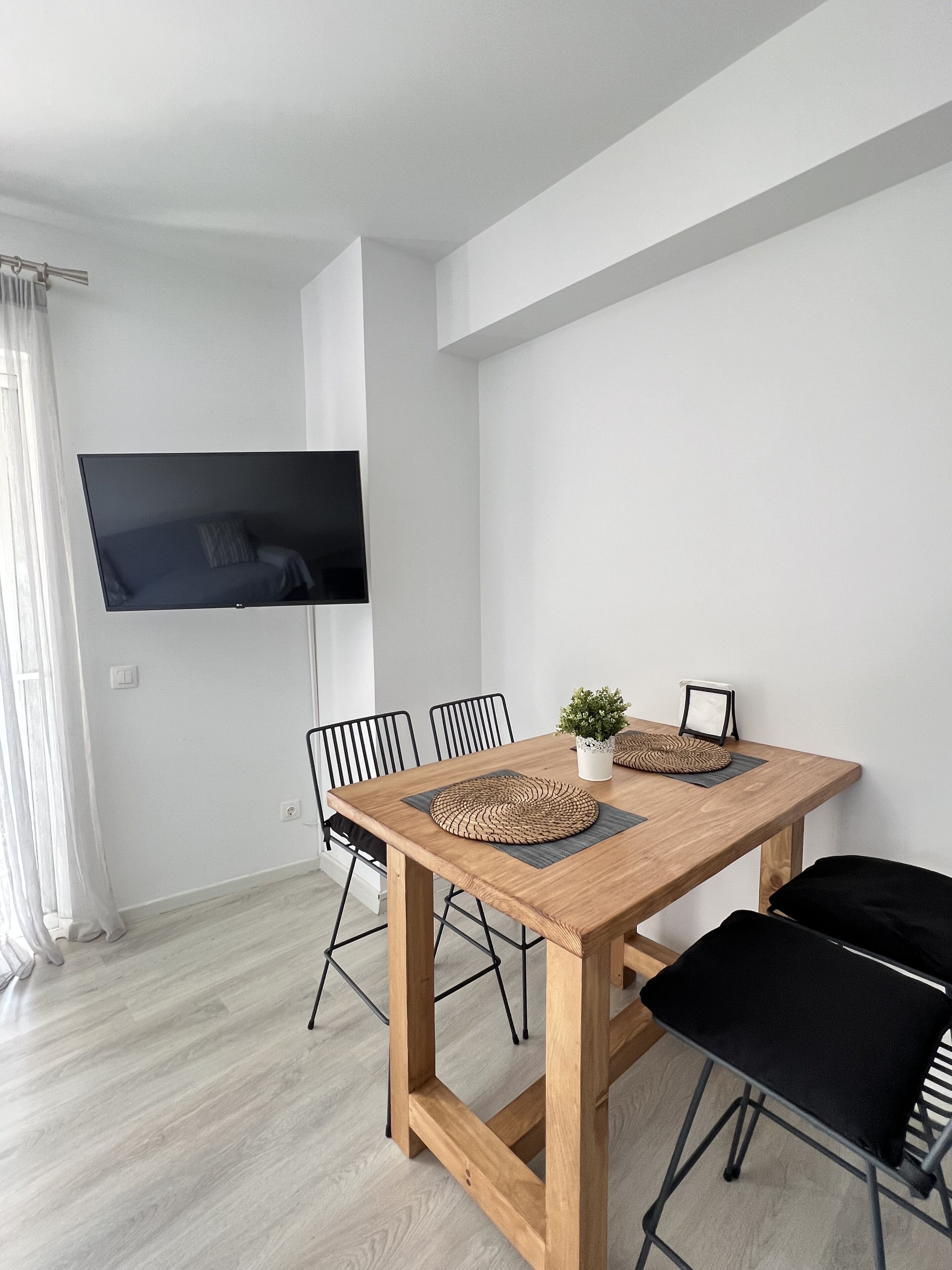 Sunny Seaside Cozy Home