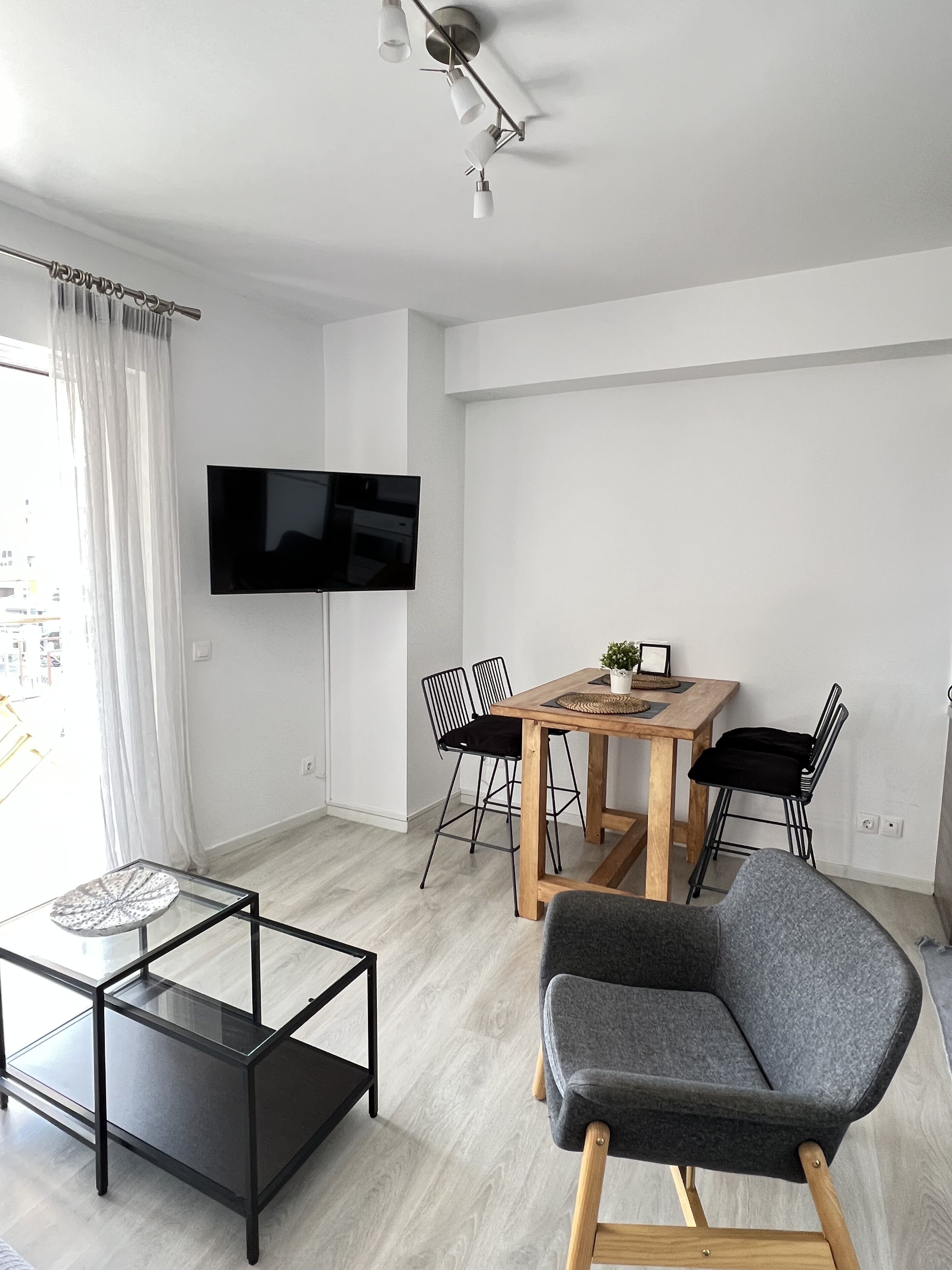 Sunny Seaside Cozy Home