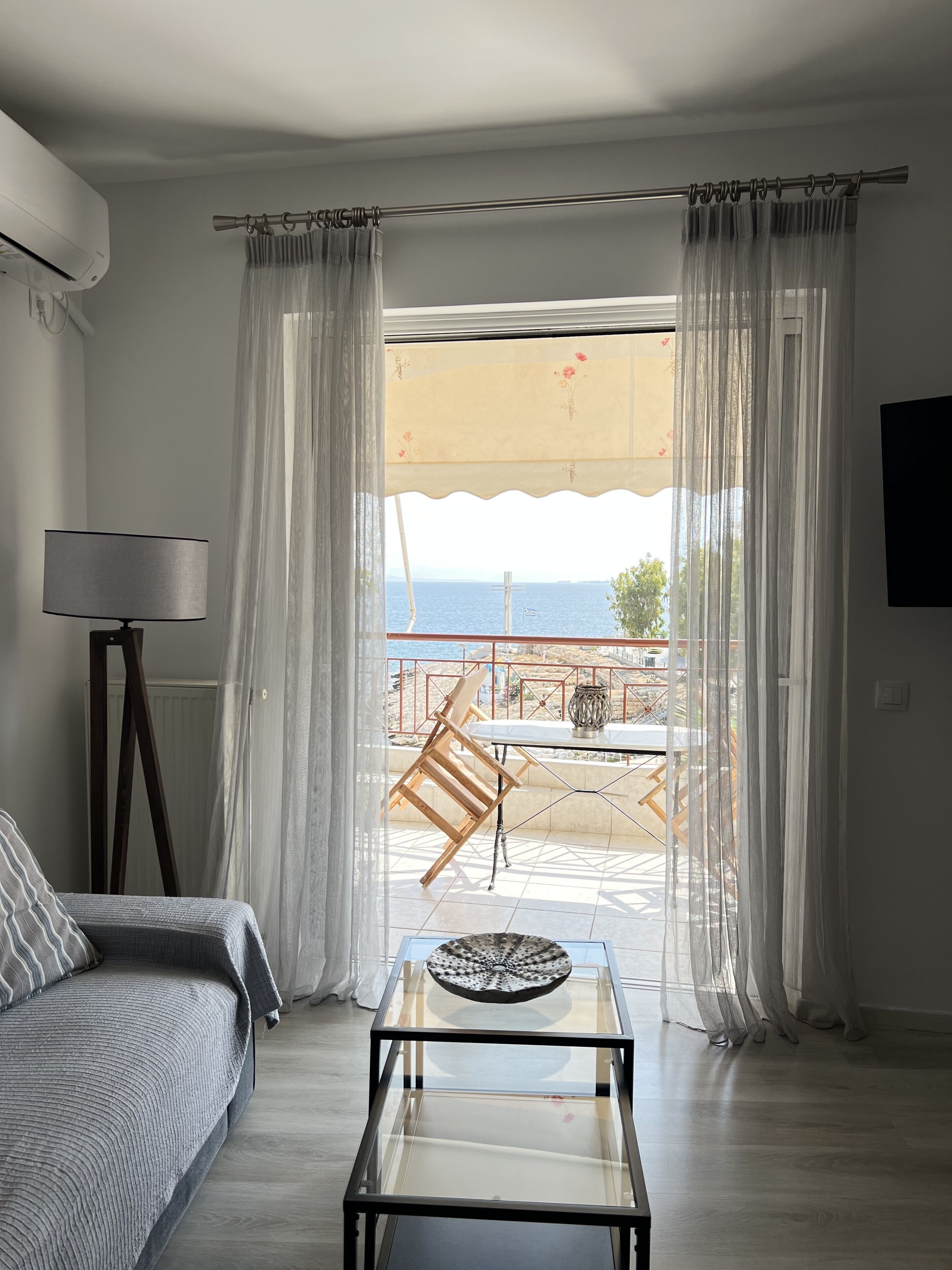 Sunny Seaside Cozy Home