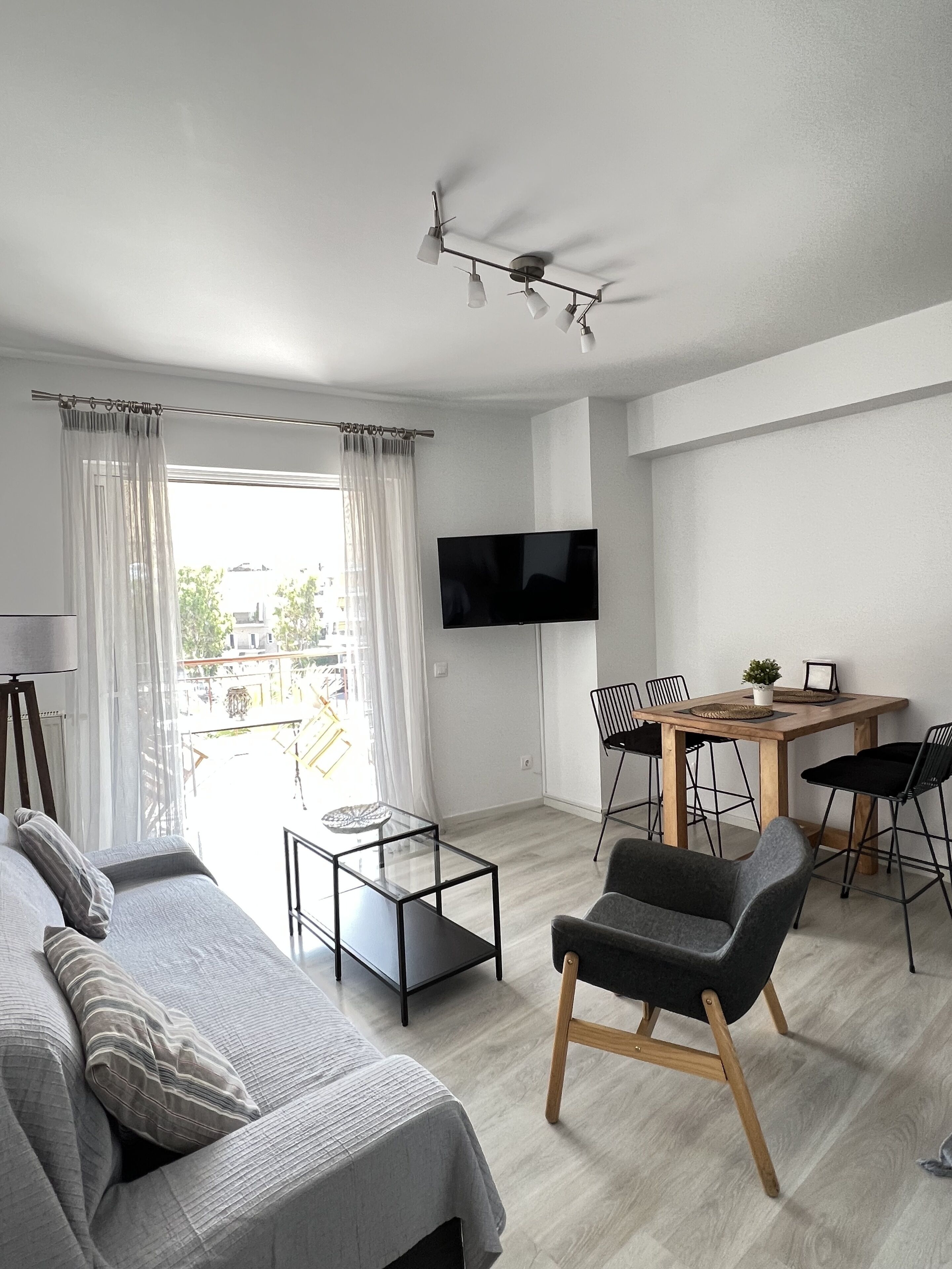 Sunny Seaside Cozy Home