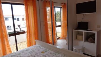 2 bedrooms, iron/ironing board, travel cot, WiFi