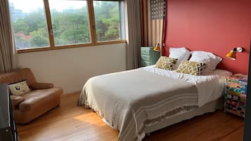 5 bedrooms, iron/ironing board, WiFi, bed sheets