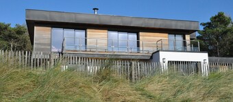 Valoisa huvila rannan, dyynien ja kaupungin keskustan välillä