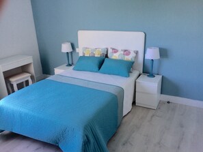 2 slaapkamers, een strijkplank/strijkijzer, gratis wifi, beddengoed