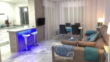 Een smart-tv en een stereo