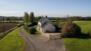 A rural house with a gravel driveway and a gated entrance. - Apple Cottage - sleeps 4 guests  in 0 bedrooms (Shepton Mallet)