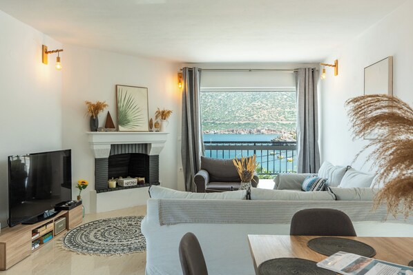 Smart-TV, Kamin, DVD-Player, Bücher